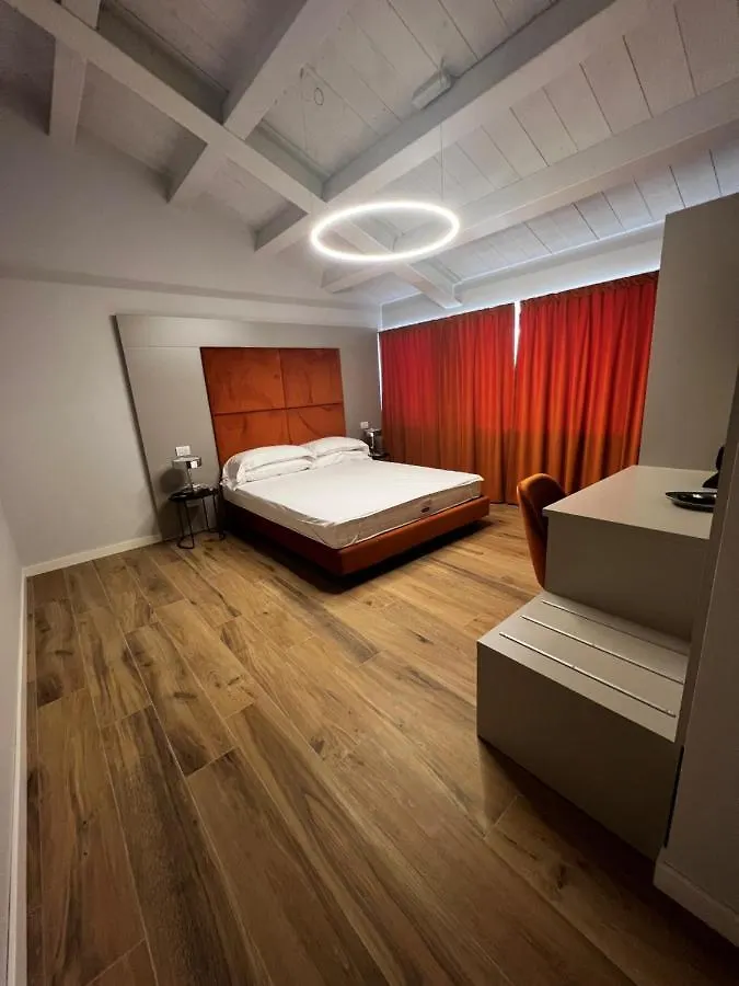 C House Rooms Lake Peschiera del Garda 0*,  Włochy