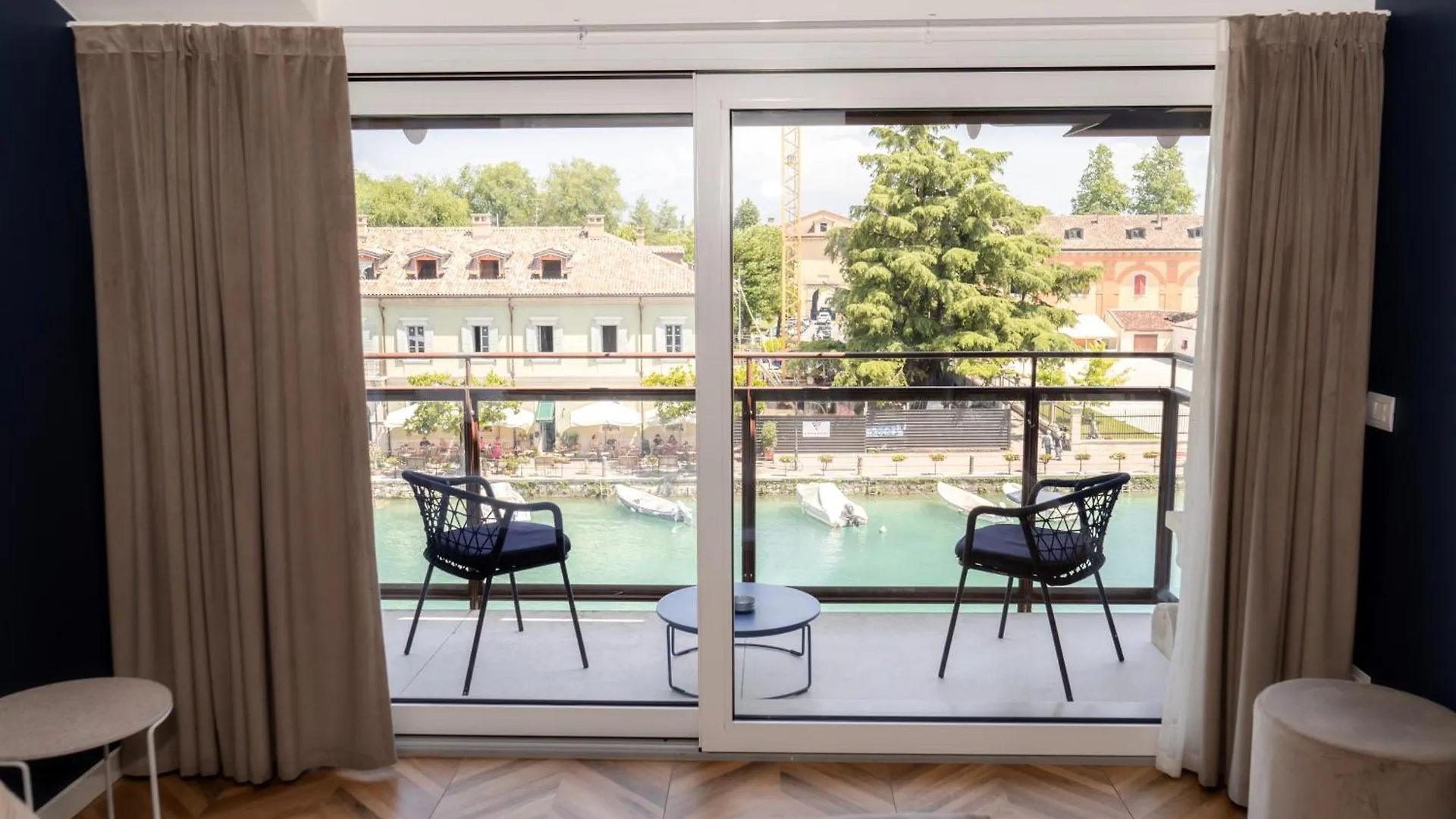 C House Rooms Lake Peschiera del Garda Włochy