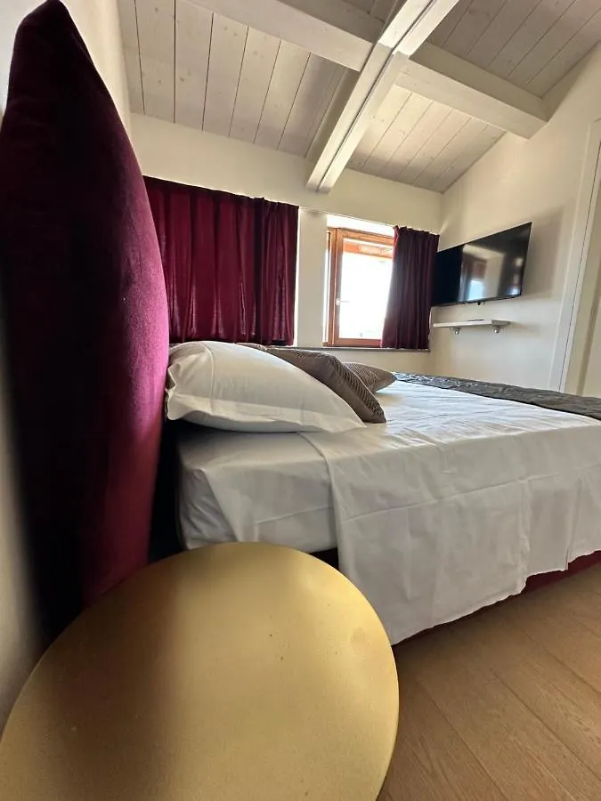C House Rooms Lake Peschiera del Garda
