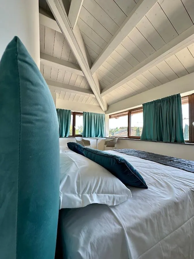 C House Rooms Lake Peschiera del Garda Bed & Breakfast