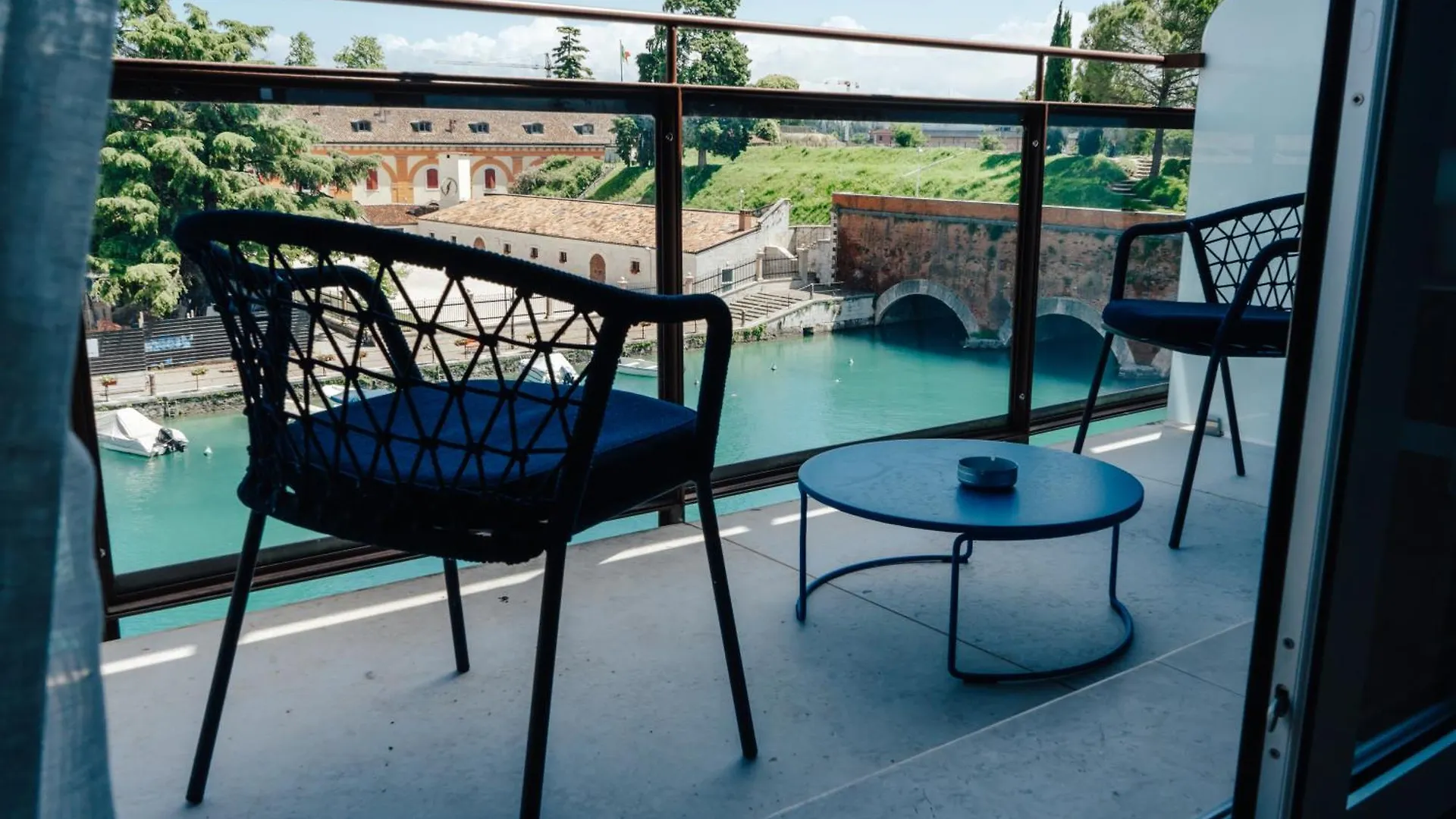 Bed and breakfast C House Rooms Lake Peschiera del Garda Italia