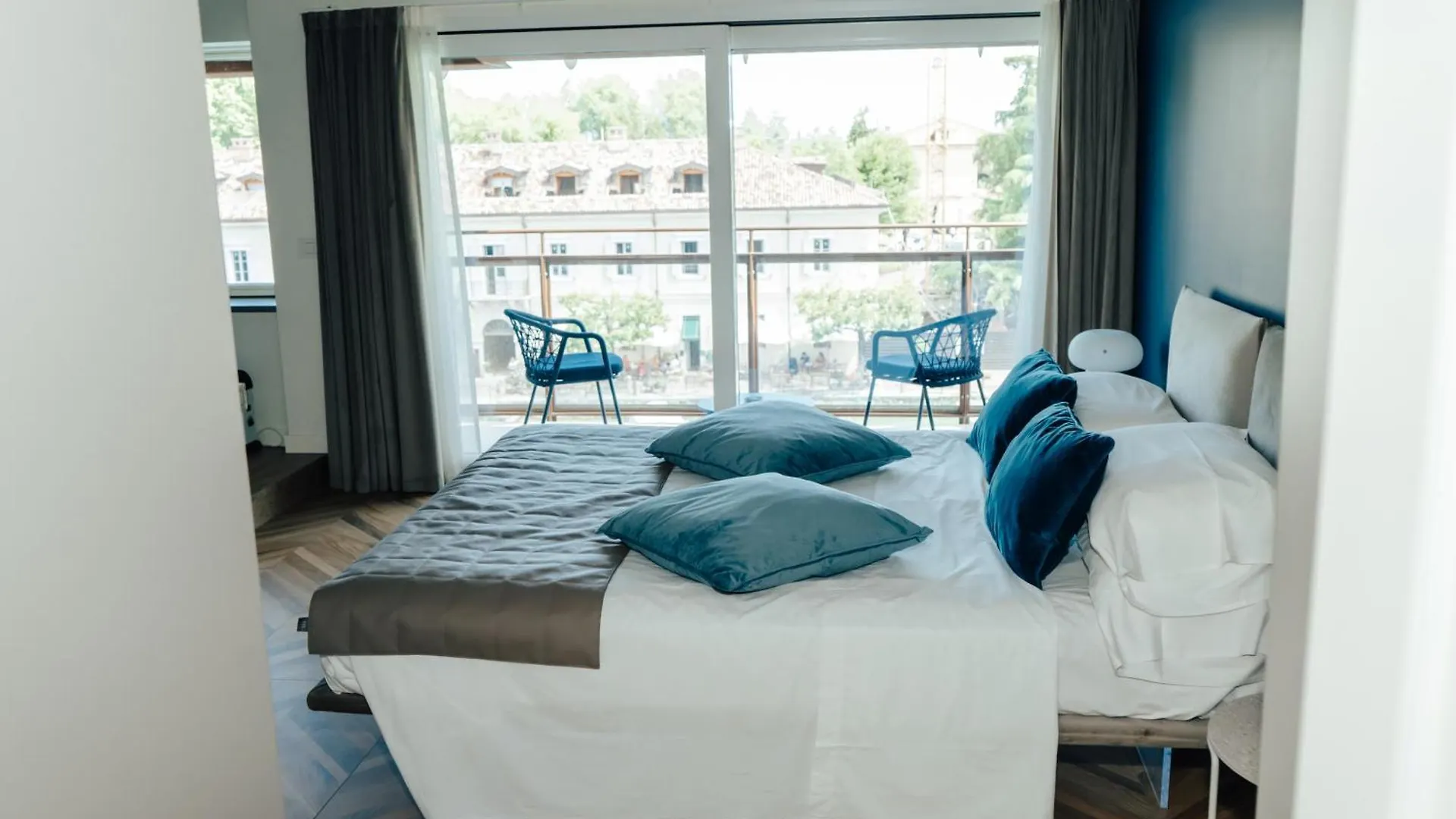 C House Rooms Lake Peschiera del Garda