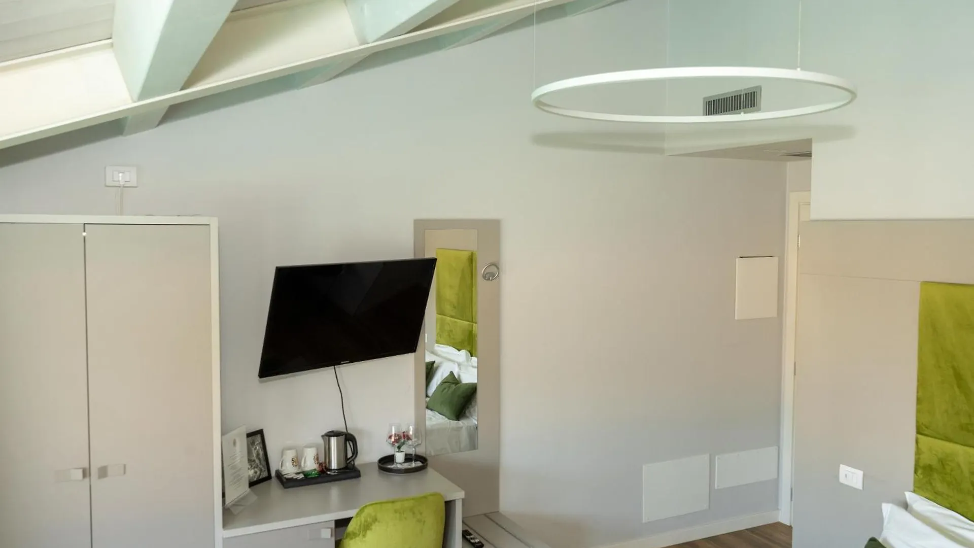 C House Rooms Lake Peschiera del Garda Italia