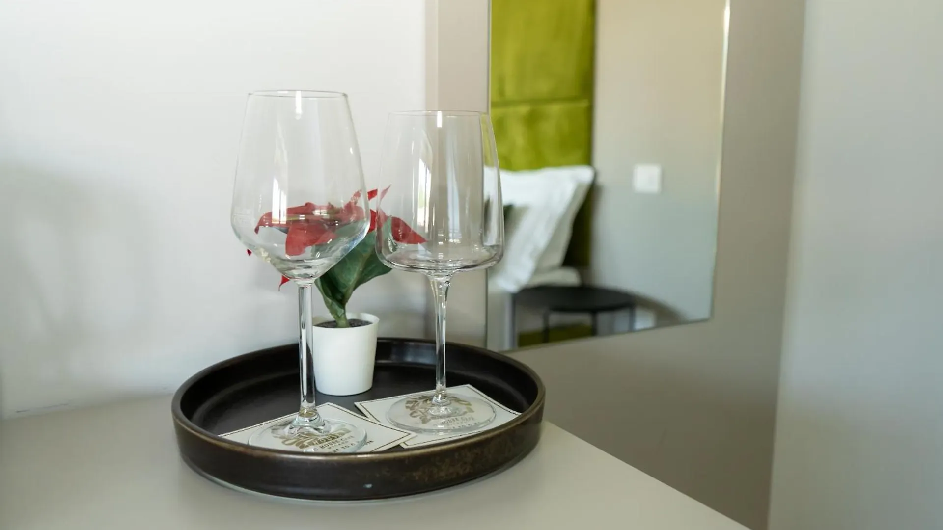 C House Rooms Lake Peschiera del Garda 0*,  Italia