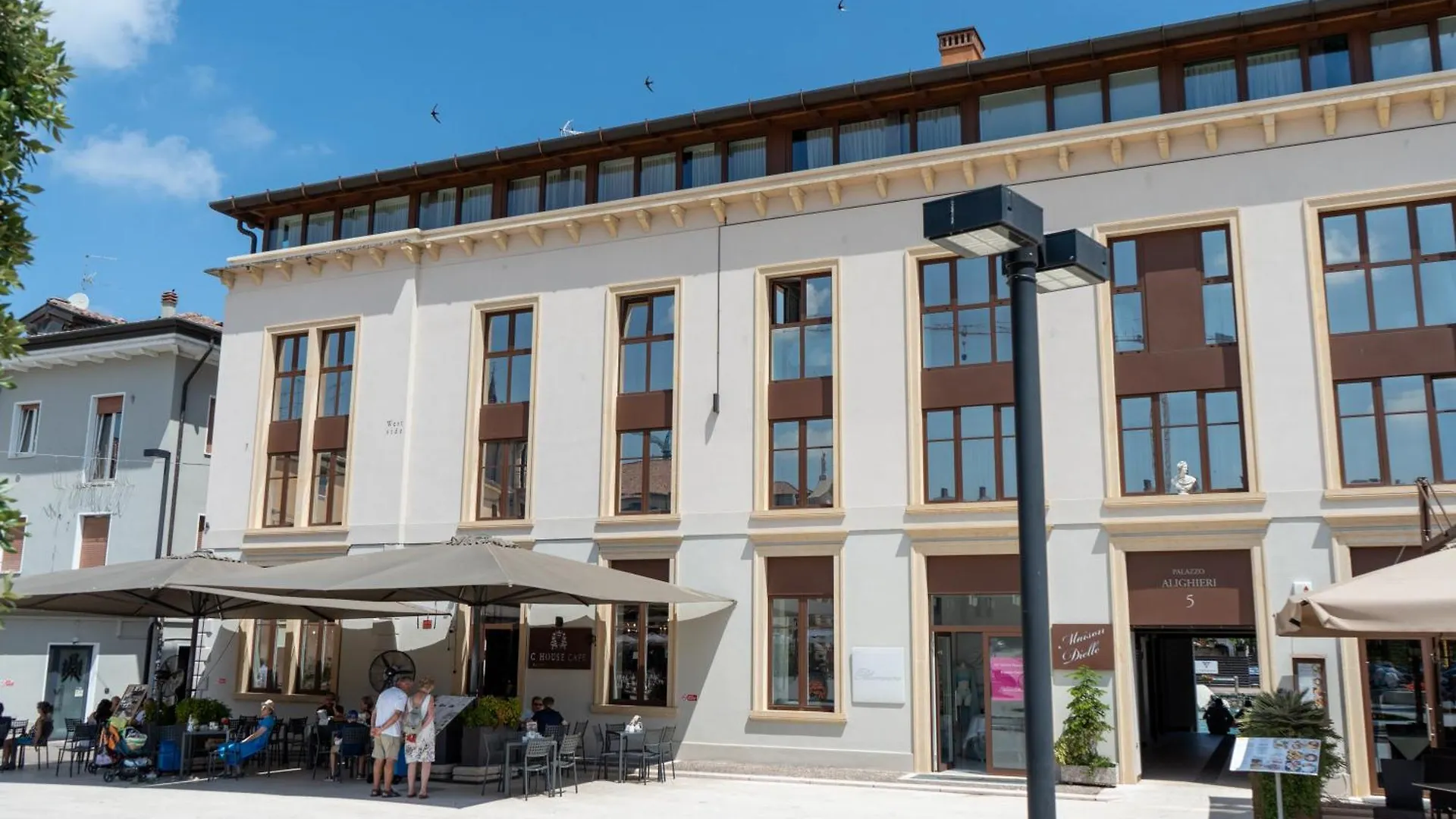 C House Rooms Lake Peschiera del Garda Italia