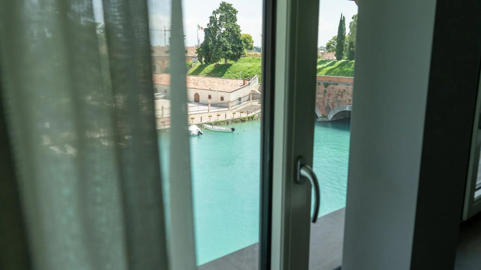 Bed and breakfast C House Rooms Lake Peschiera del Garda Italia