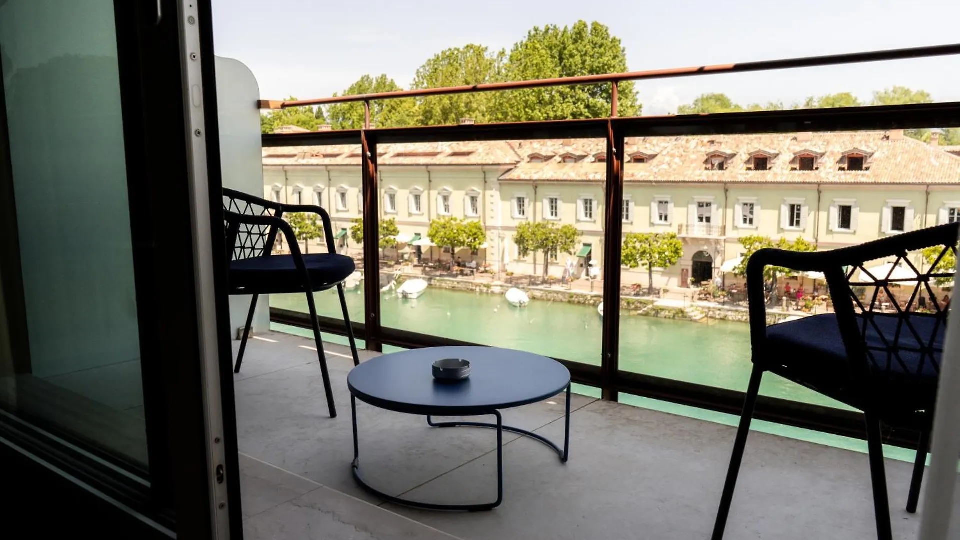 C House Rooms Lake Peschiera del Garda 0*,  Italië