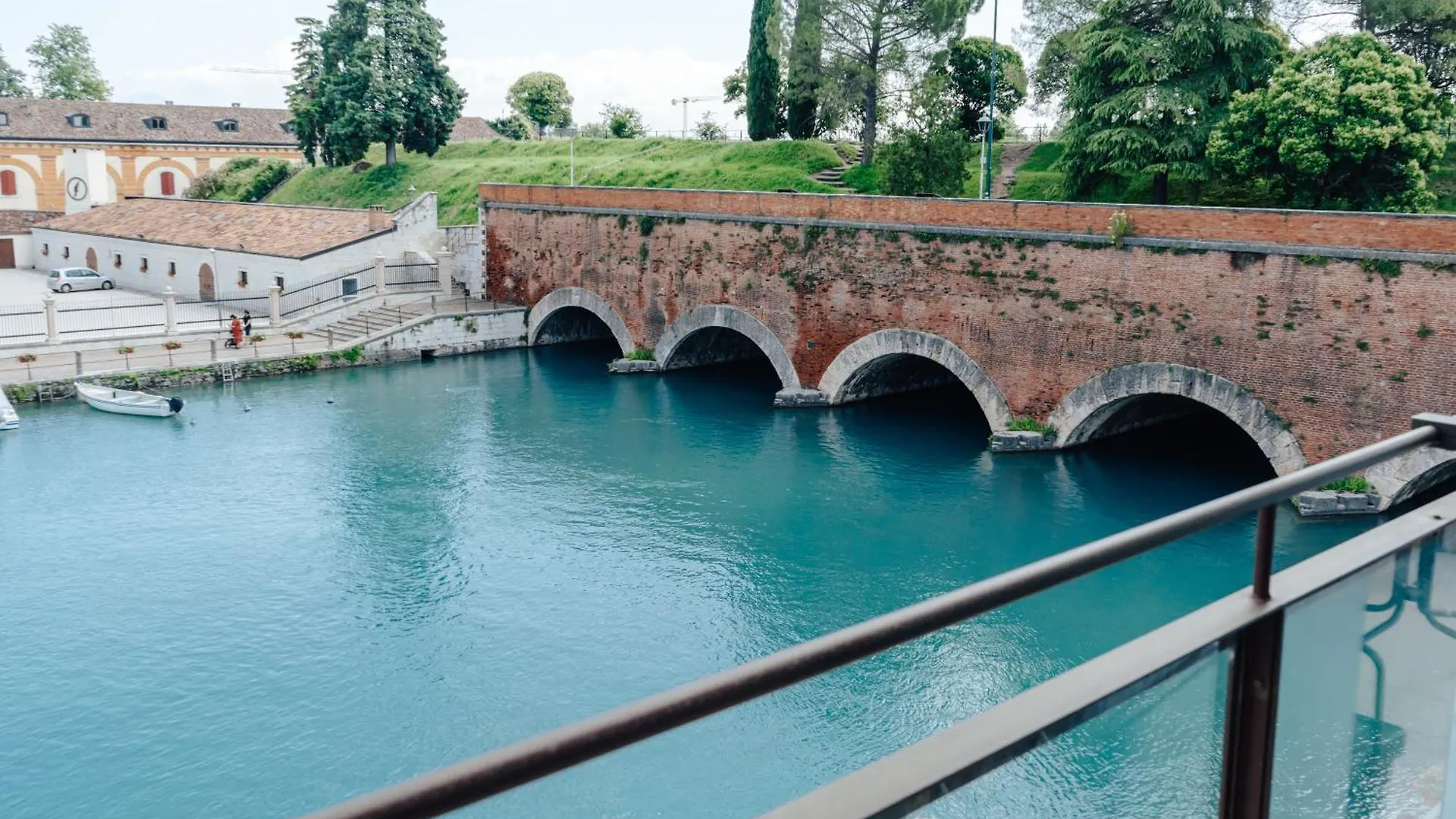 C House Rooms Lake Peschiera del Garda Bed & Breakfast